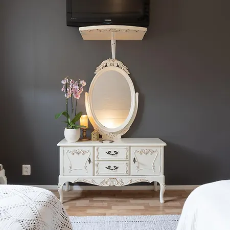 Ainola Arctic Hillside